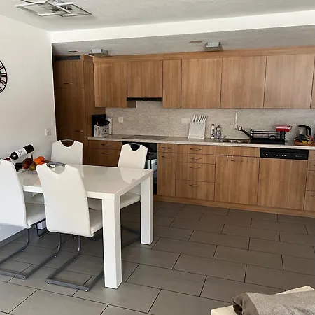 Gartenwohnung סקואול